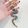 Porte-clés serpent serti de strass colorés avec base dorée et fermoir pour sac à main - Serpent Coloré