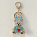 Portachiavi orsetto scintillante con fiocco blu e strass su base in metallo dorato - Blu
