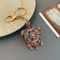 Llavero de tortuga en metal dorado con pedrería multicolor y cristales brillantes - Arcoíris