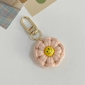 Portachiavi fiore rosa all'uncinetto fatto a mano con faccina sorridente gialla e gancio d'oro - Rosa Chiaro