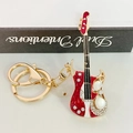 Llavero creativo de guitarra roja con acabado dorado, pedrería brillante y perlas - Rojo