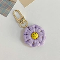 Portachiavi a fiore all'uncinetto viola chiaro fatto a mano con faccina gialla e gancio - Viola