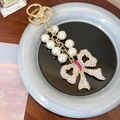 Elegante portachiavi di perle con ciondolo a fiocco di cristallo e anello dorato - Rosa Rossa