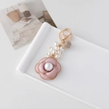 Portachiavi con fiore di camelia rosa con perla centrale e decori a catena dorata - Rosa