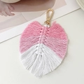 Portachiavi a foglia intrecciata bohémien rosa e bianco con nappa in cotone e gancio oro - Stile Foglia di Acero Rosa