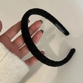 Detailaufnahme des schwarzen karierten Haarreifens mit handgemachtem Etikett und Textur - 1# Schwarze Textur