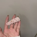 Detailopname van de roze en witte tweed haarclip met subtiele gouden metallic draden - Roze Gestreept
