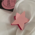 Dettaglio molletta capelli stella Y2K rosa con texture opaca su seta bianca morbida - Stella Rosa con Base Rosa