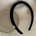 Detail of a velvet headband with a round white pearl set in a gold metallic base - Black