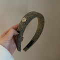 Detail eines graugrünen Tweed-Stirnbandes mit goldener Rosenverzierung und handgemachtem Label - Gepolstertes Gewebtes Stirnband (Grün) / Grün