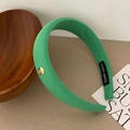 Detalle de diadema de satén verde con emblema dorado y etiqueta hecha a mano - Diadema Etiqueta Dorada / Verde Hierba