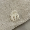 Dettaglio del mini fermaglio per capelli in acetato con scritta dorata fatta a mano - Pinza per capelli / Texture Bianco Argento