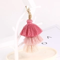 Portachiavi boho arcobaleno fatto a mano con frange rosa sfumate e chiusura dorata - Nappina a Tre Strati - Serie Rosa