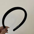 Detalle de la etiqueta artesanal en la diadema negra gruesa de tela con efecto volumen - Diadema Negra