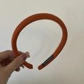 Detalle de la etiqueta negra interior con texto blanco Hand Made en la diadema naranja - Diadema Naranja