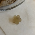 Detalle de una mini pinza para el pelo con forma de flor ámbar sobre fondo texturizado - Pinza de Flores (8#) / Beige Transparente