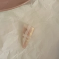 Detail van roze en witte marmeren haarklem met elegante goudfolie snippers - 4# Lange Driehoek Haarklem