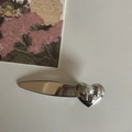 Vintage silver heart hair clip with white pearl and bow engraving on matte surface - Heart Pearl Arc Duckbill Clip / Silver