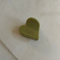 Macro-opname van een mini olijfgroene hartvormige haarklem met gladde afwerking van hars - Hart Haarklem / Olijfgroen