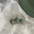 Pinza per capelli minimalista in acrilico verde matcha con perle opache e molla argento - Molletta con Tre Pietre Verdi