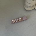 Detailansicht der rosa Herzkristalle und des Ripsbandes an der süßen Lolita-Haarklammer - Drei Herzen Rosa Stil (5#三爱心粉夹)