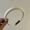 Elegante diadema de satén blanco roto acolchada con etiqueta tejida hecha a mano - Blanco