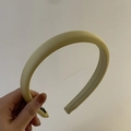 Detalle de una diadema de satén amarillo pálido acolchada con diseño de copa alta - Amarillo