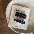 Détail de barrettes à cheveux faites main avec pois bleu marine et tweed noir chic - Ensemble de 2 Barrettes à Pois Bleu