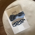 Détail du nœud bleu clair et du lot de barrettes à broderie florale bleu foncé - Ensemble de 2 Barrettes Nœud Floral Bleu