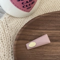 Pinza rectangular minimalista de acrílico lavanda con etiqueta dorada en bandeja de madera - Morado