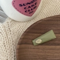 Pinza para el pelo minimalista de acrílico verde con placa dorada en bandeja madera - Verde