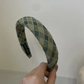 Dettaglio del cerchietto a quadri verde e giallo con etichetta fatta a mano all'interno - Green Diamond Grid
