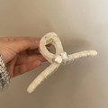Eleganter großer Haarclip aus Stoff mit weißer Perle und rechteckigem Kristall-Akzent - Weiß