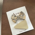 Détail de barrettes à cheveux en tissu à carreaux pour filles sur carte blanche - Ensemble 2 Pièces Triangle Nœud Jaune