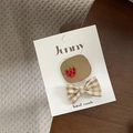 Détail de barrettes pour bébé avec broderie fraise et nœud à carreaux couleur kaki - Ensemble 2 Pièces Nœud Fraise Jaune