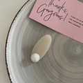 Pasador de pelo minimalista en acetato beige con botón en relieve sobre plato de cerámica - Estilo Doble C en Relieve Crema / Blanco Roto