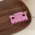 Pince à cheveux rose en acétate avec ressort métallique sur une assiette en bois - Griffe Marquise / Rose