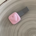Schattige roze hart haarclip van hars met grijze krokodillenklem op keramiek bord - Roze