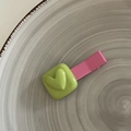 Schattige roze en groene haarklem met hars hartje en metalen eendenbek basis voor haar - Groen