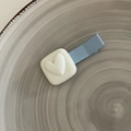 Detail van Morandi lichtblauwe haarklem met crème vierkant en 3D hart in reliëf - Wit