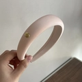 Detalle de diadema de satén rosa claro con esponja gruesa y botón de metal dorado - Blanco Roto