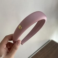 Detalle de diadema de satén rosa con hebilla dorada grabada 'Believe in Self' de moda - Rosa Claro