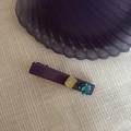 Detalle de pinza para el pelo morada con circonitas amarillas y corazones azul verdoso - Tira Larga Púrpura