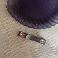 Detalle de pinza para el pelo color caramelo con corazón rosa y gema rectangular irisada - Tira Larga Gris