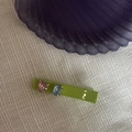 Detalle del pasador verde con circonitas en forma de corazón rosa y azul - Tira Larga Verde