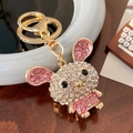 Portachiavi a coniglio scintillante con strass rosa e bianchi su base dorata - Rosa-6161