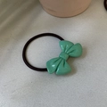 Dettaglio dell'elastico per capelli con fiocco verde menta e finitura marmorizzata - Fiocco Verde