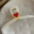 Dettaglio molletta per capelli crema con design a cuore rosso e ambra su piatto in ceramica - Molla per Capelli a Cuore Giallo Rosso / Giallo Rosso