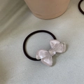 Dettaglio fiocco in resina rosa crema su elastico per capelli nero ad alta elasticità - Fiocco Rosa Trasparente