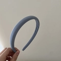 Serre-tête minimaliste bleu clair avec tissu mat et coutures subtiles de qualité - Bleu